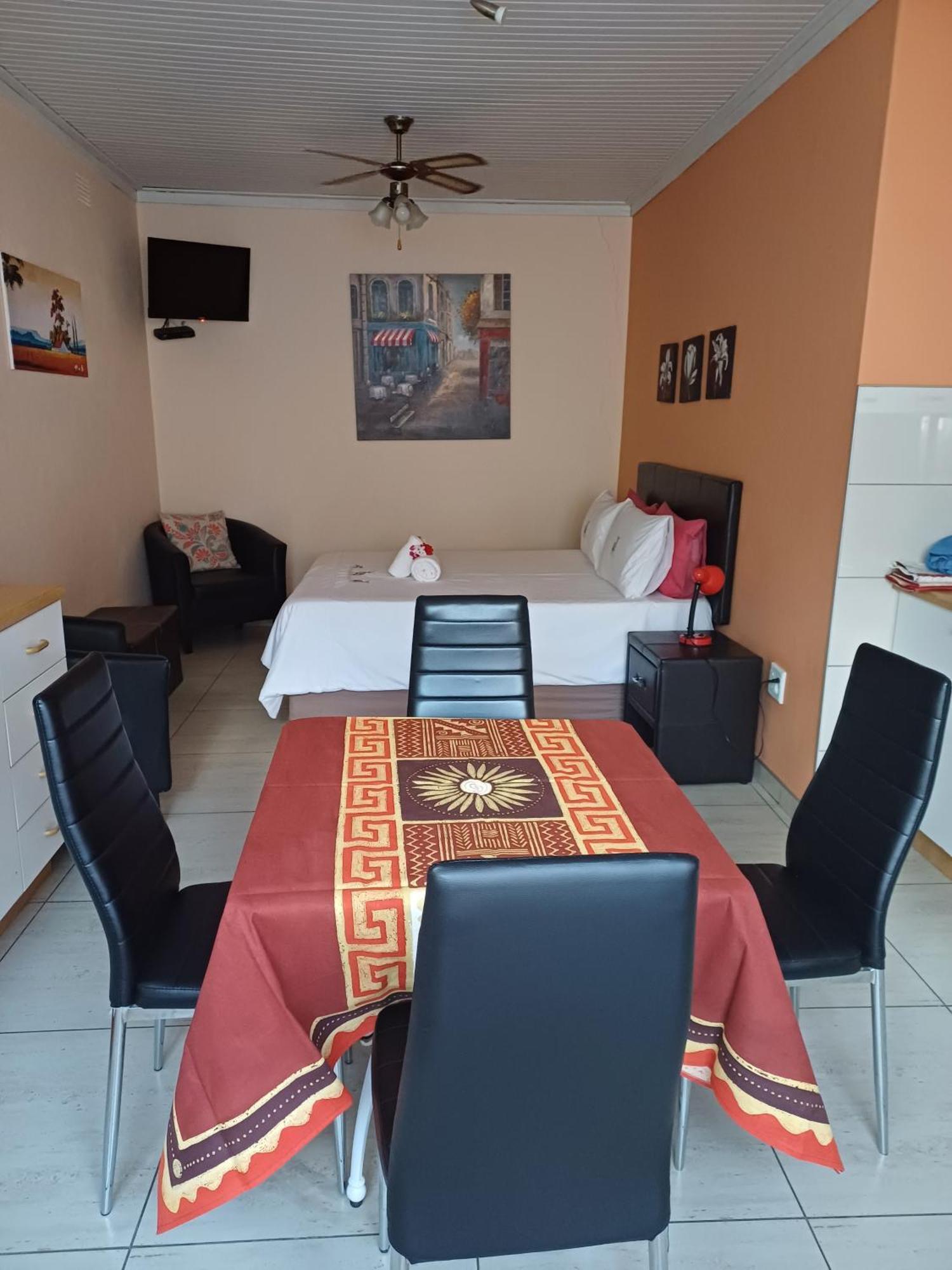 Capbon Guesthouse Windhoek Bagian luar foto