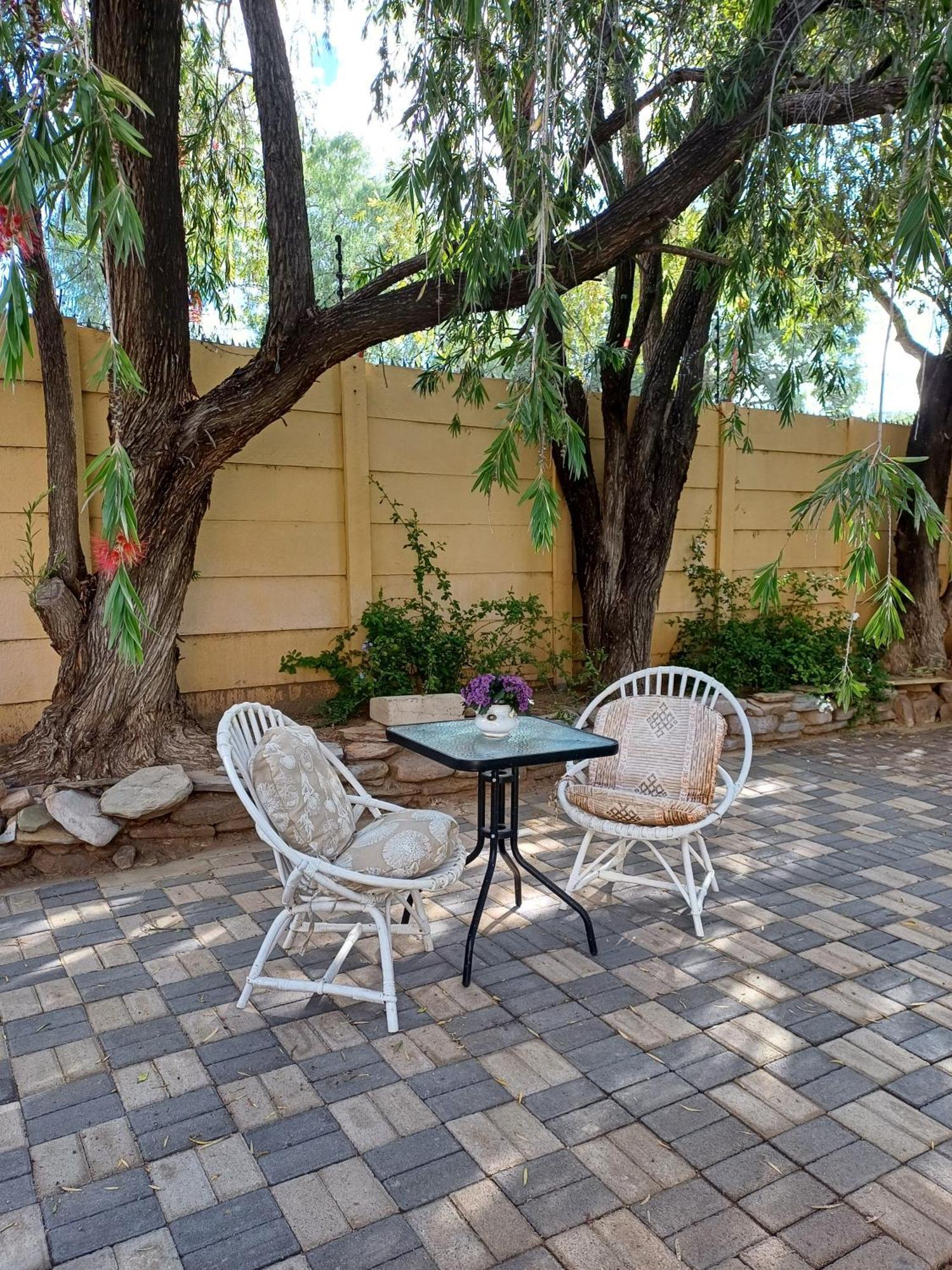 Capbon Guesthouse Windhoek Bagian luar foto