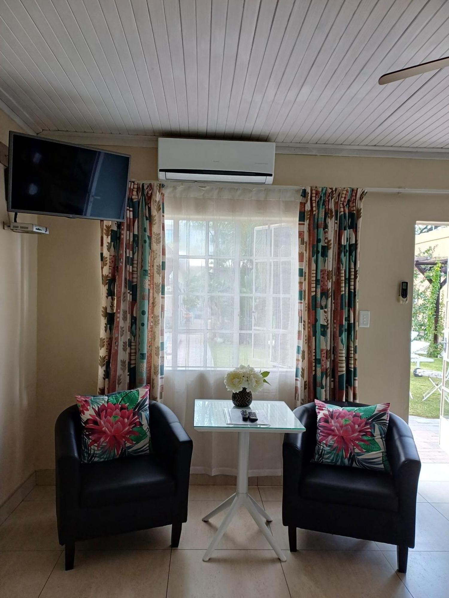 Capbon Guesthouse Windhoek Bagian luar foto