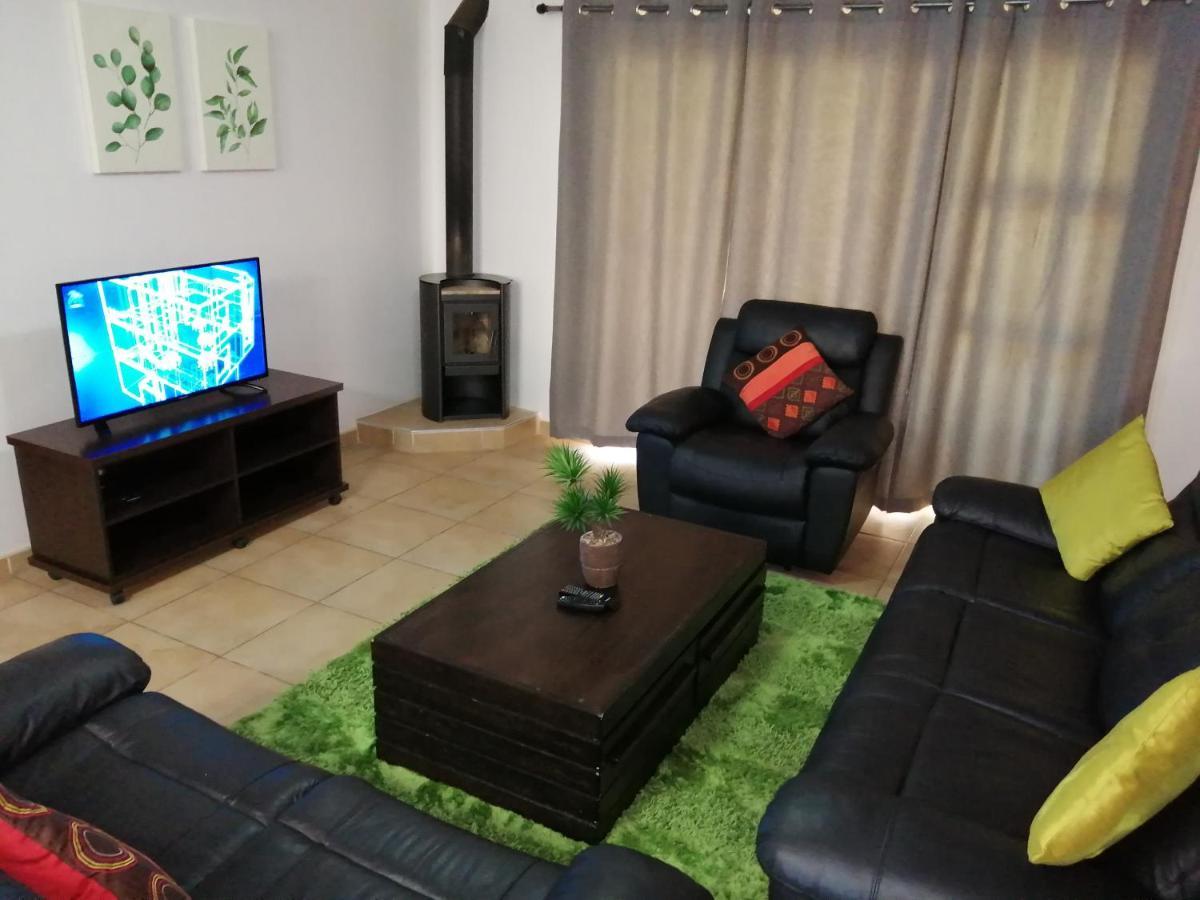 Capbon Guesthouse Windhoek Bagian luar foto