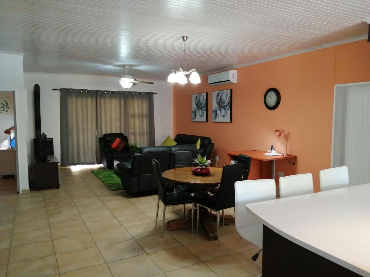 Capbon Guesthouse Windhoek Bagian luar foto